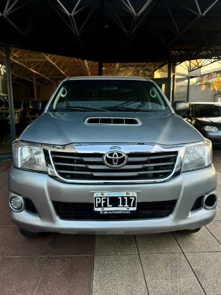 Toyota Hilux SR — foto 2